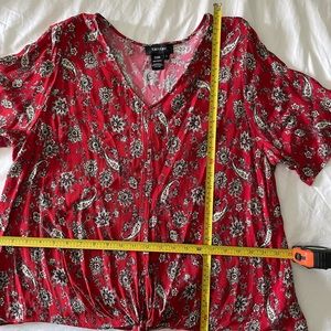 Karen Kane 1X Red Paisley Short Sleeve Top